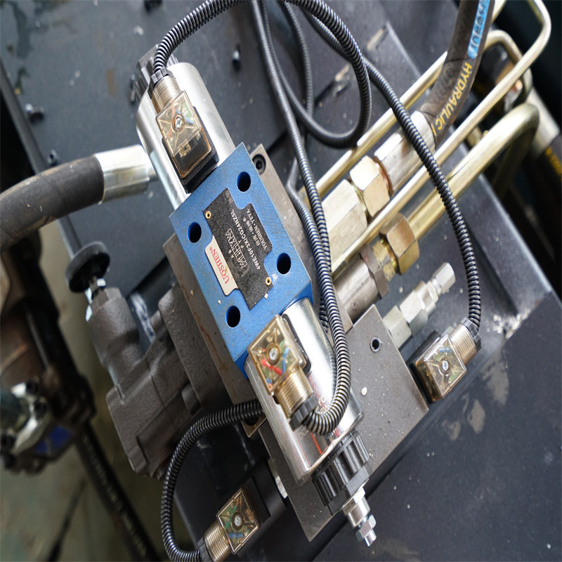 Cnc Press Brake ជាមួយ Photoelectric Guard Electro-Hydraulic Bending Machine